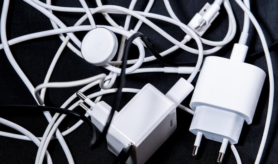 
Efter mer än ett årtionde av diskussioner tvingar EU tekniktillverkarna att från 2024 använda usb-c. Foto: Annika Byrde/AP/TT                                            