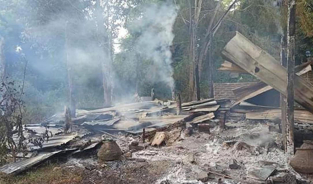 En nedbrunnen skola i en by i Myanmar förra veckan. Foto: AP/TT