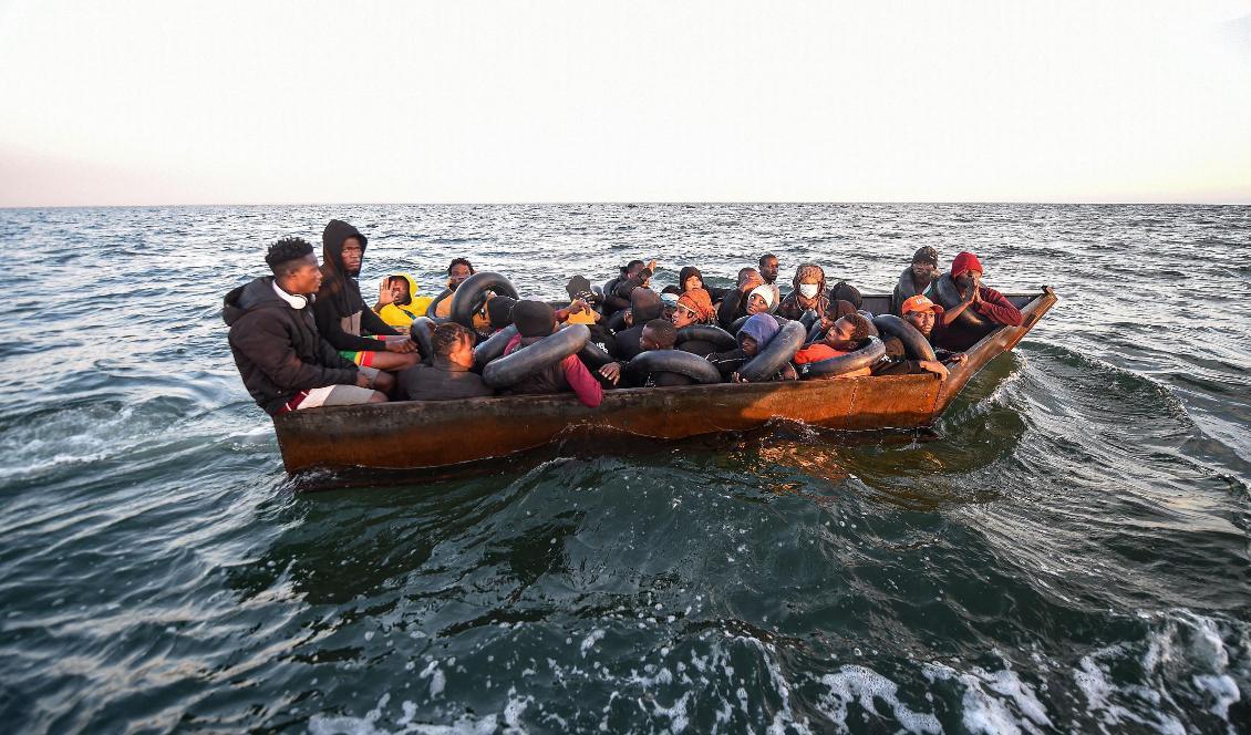 
På bilden syns migranter på väg mot de den italienska kusten efter att ha blivit stoppade av tunisiska myndigheter den 4 oktober 2022. Foto: Fethi Belaid/AFP via Getty Images                                            