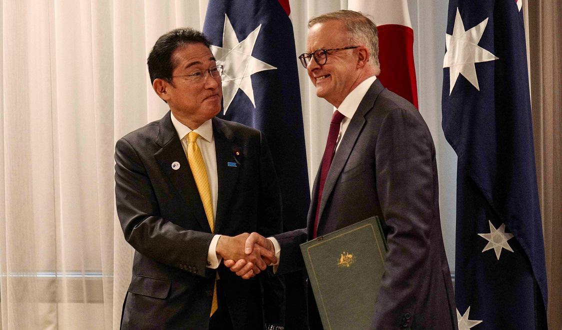 
Japans premiärministerFumio Kishida skakar hand med sin australiske kollega Anthony Albanese. Foto: Tony McDonough/AFP via Getty Images                                            