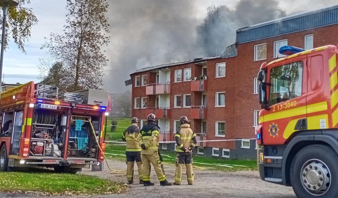 Runt 36 lägenheter har evakuerats på grund av en fullt utvecklad brand i ett flerfamiljshus i Sundsbruk. Foto: Bilbo Lantto
