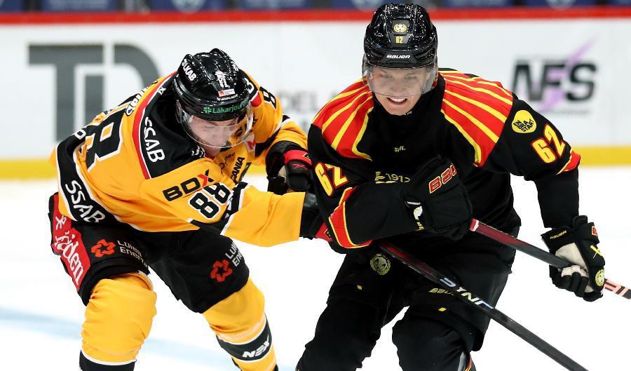 Luleås Joonas Rask och Brynäs Tom Hedberg kämpar om pucken under matchen i SHL mellan Brynäs IF och Luleå Luleå HF i Monitor ERP Arena den 24 september i år. Foto: Mats Åstrand /TT