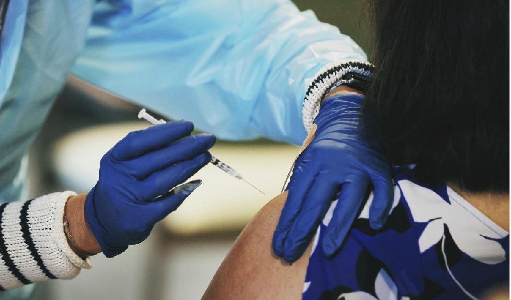 En del kvinnor upplever att deras menstruationscykel blivit längre efter covid-19-vaccination. Foto: Joe Raedle/Getty Images