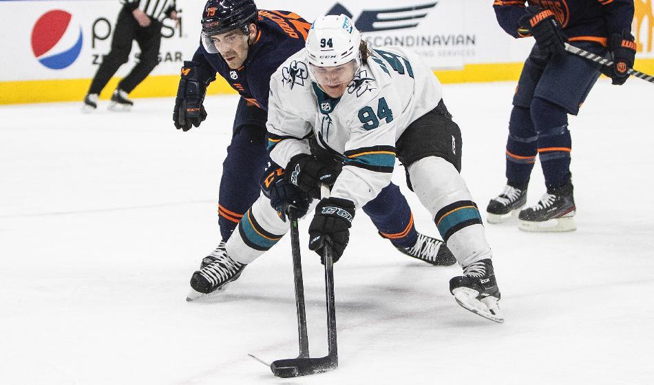 San Jose Sharks forward Alexander Barabanov (94) är en av de ryska spelare som nu tillåts spela i NHL-premiären i Prag den kommande helgen. Foto: Jason Franson/AP/TT