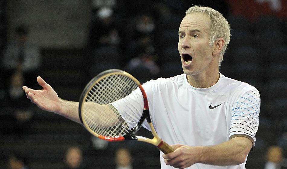 John McEnroe har alltid varit ökänd för sitt heta temperament. På bilden skäller han på domaren efter ett domslut under en match mot Björn Borg. Foto: Mike Clarke/AFP via Getty Images