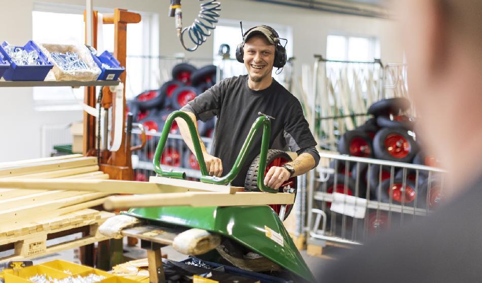 Genom åren har det tillverkats miljontals skottkärror i Hörby. I dag tillverkar man hundratals olika produkter. Mycket av produktionen är högautomatiserad och elkrävande. Foto; Hörby Bruk