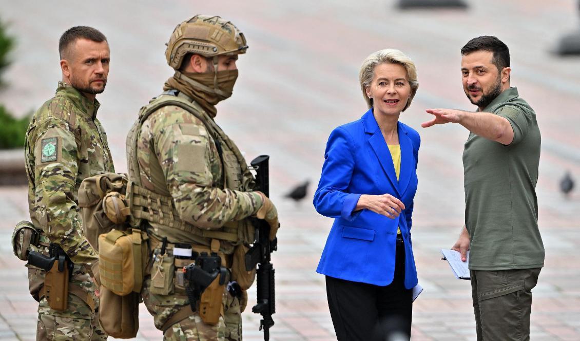 EU-kommissionens ordförande Ursula von der Leyen tillsammans med Ukrainas president Volodymyr Zelenskyj i Kiev den 15 september 2022. Foto: Sergei Supinsky/AFP via Getty Images