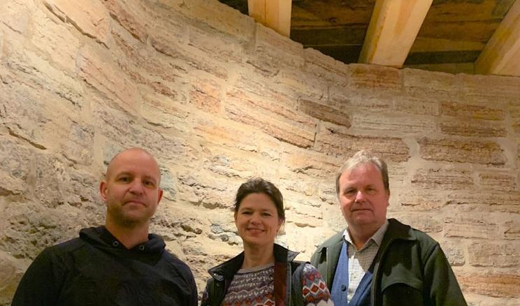 Tobias Cras, teknisk förvaltare vid Statens fastighetsverk, Meg Nömgård, slottchef på Kalmar Slott och Richard Edlund, byggnadsantikvarie vid Kalmar läns museum. Ovanför skymtas nya bjälkar och gamla ekplankor. Foto: Pressbild