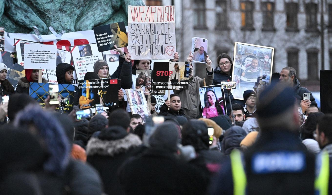 
Demonstranter protesterar mot LVU och socialtjänsten i Malmö som de hävdar har stulit deras barn och sålt dem. Demonstrationen, som arrangerades i februari i år, var ett led i påverkanskampanjen. Foto: Johan Nilsson/TT                                            