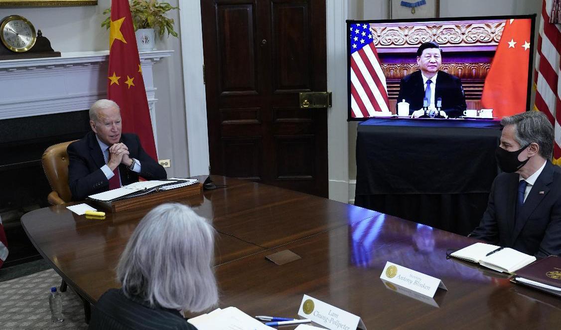 För nästan exakt ett år sedan möttes USA:s president Joe Biden och Kinas president Xi Jinping virtuellt. Nu ska de träffas fysiskt på måndag i samband med G20-mötet på Bali i Indonesien. Arkivbild. Foto: Susan Walsh/AP/TT