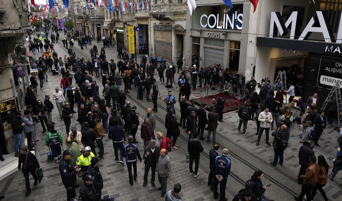 Människor samlas kring en minnesplats som upprättats på gågatan Istiklal i centrala Istanbul dagen efter dådet. Foto: Khalil Hamra/AP/TT