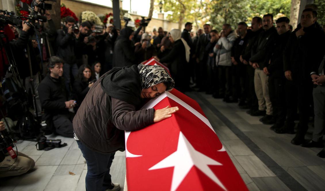 Anhöriga till en kvinna och hennes 15-åriga dotter som dog i explosionen i Istanbul sörjer under deras begravning i måndags. Foto: Emrah Gurel/AP/TT