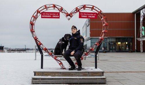 Årets narkotikahund Loki tillsammans med sin hundförare Erik Furmark. Pressbild. Foto: Lisa Björk