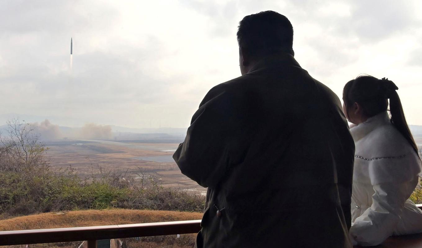 Nordkoreas ledare Kim Jong Un överser tillsammans med sin dotter vid ett robottest den 18 november. Arkivbild från den statliga nyhetsbyrån KCNA. Foto: KCNA/AP/TT