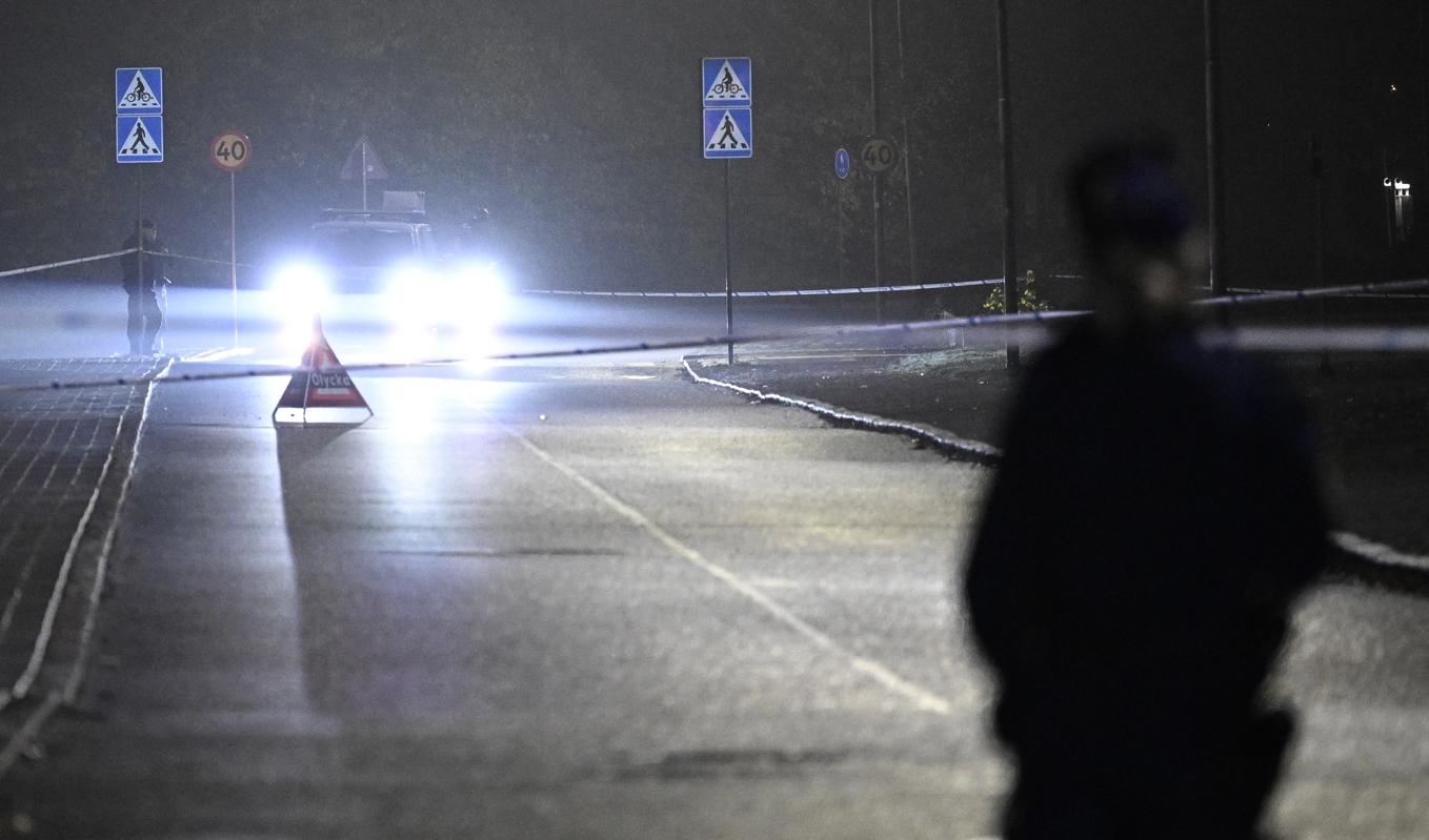 Polisavspärrningar efter en skottlossning i Helsingborg tidigare i år. En ny studie visar en stark koppling mellan vapenvåldet och bedrägeribrott. Arkivbild. Foto: Johan Nilsson/TT