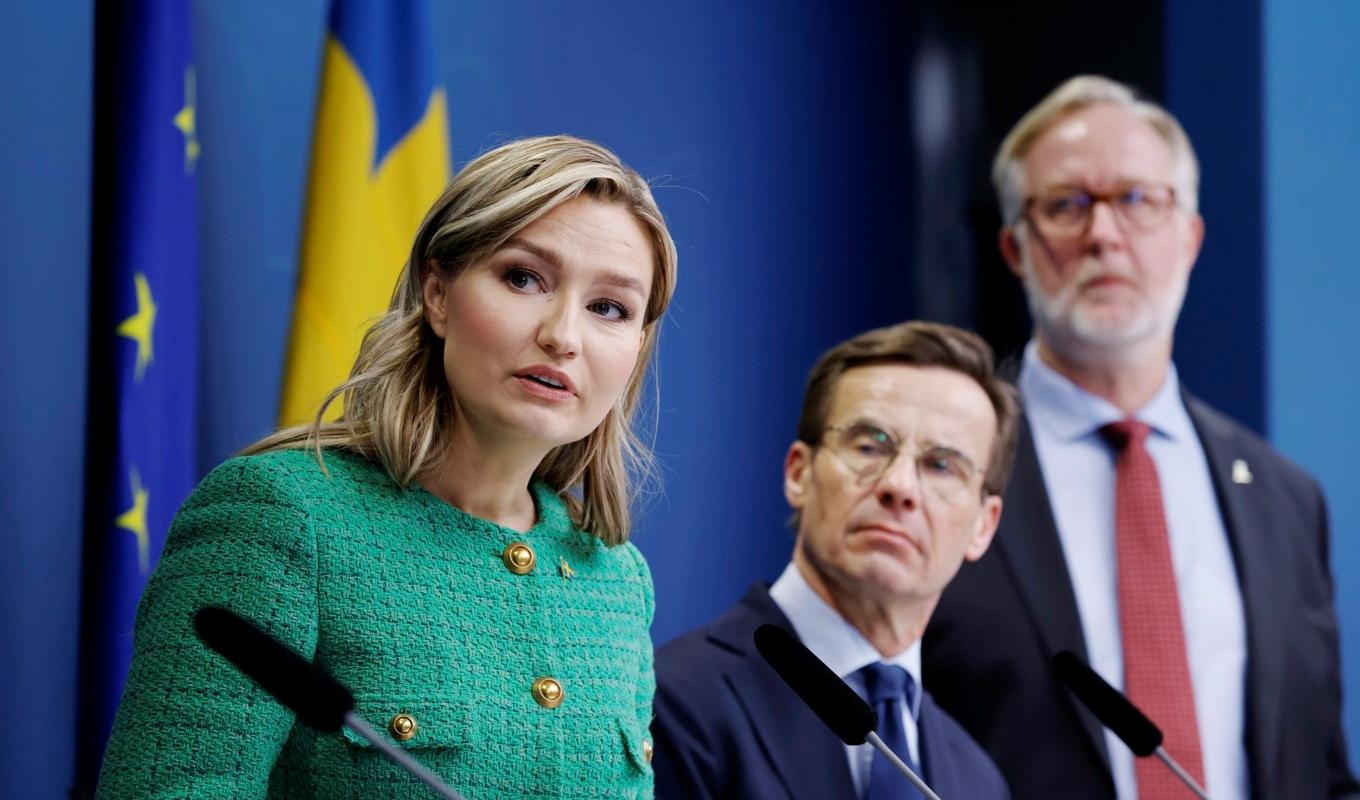 Energi- och näringsminister Ebba Busch (KD), statsminister Ulf Kristersson (M) samt arbetsmarknads- och integrationsminister Johan Pehrson (L) under pressträffen om det svenska elsystemet. Foto: Christine Olsson/TT