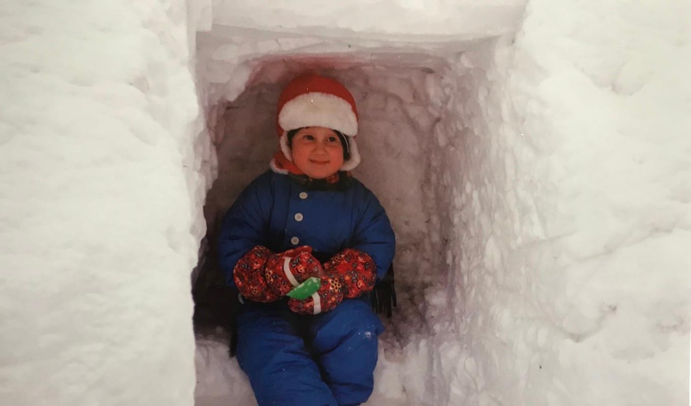 Jag som treåring i grottan som morfar gjort i ordning åt mig. Men jag hade ju förstås hjälpt till lite själv också, med min egen lilla spade. Foto: Privat