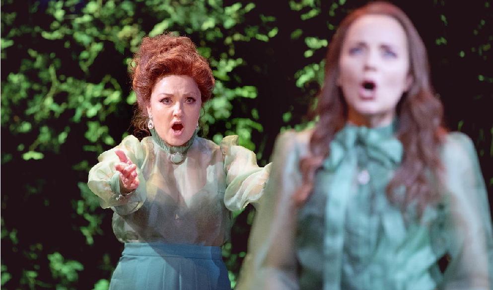 Susanna Levonen och Denise Beck i operan Hoffmanns äventyr, som hade premiär på Norrlandsoperan i Umeå den 29 oktober. Foto: Malln Arnesson
