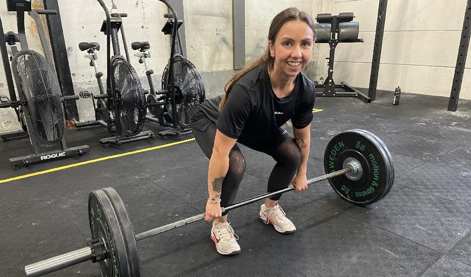 Förutom crossfit ägnar Zara Karlsson en hel del tid åt tyngdlyftning, en sport hon även tävlar i. Zara har bland annat knipit ett SM-silver i tyngdlyftning. Foto: Göran Jacobson