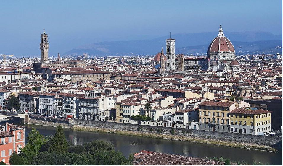 Vy över Giottos fristående klocktorn som tillhör Santa Maria del Fiore-katedralen, med floden Arno i förgrunden i centrala Florens. Här levde Luca Landucci. Foto: Miguel Medina/AFP via Getty Images