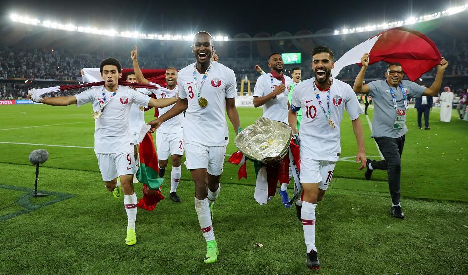 Spelare och ledare i Qatars fotbollslandskap jublar efter att ha besegrat Japan i finalen av AFC Asian Cup. Så här vill Qatar framställa sig själv. Foto: Francois Nel/Getty Images