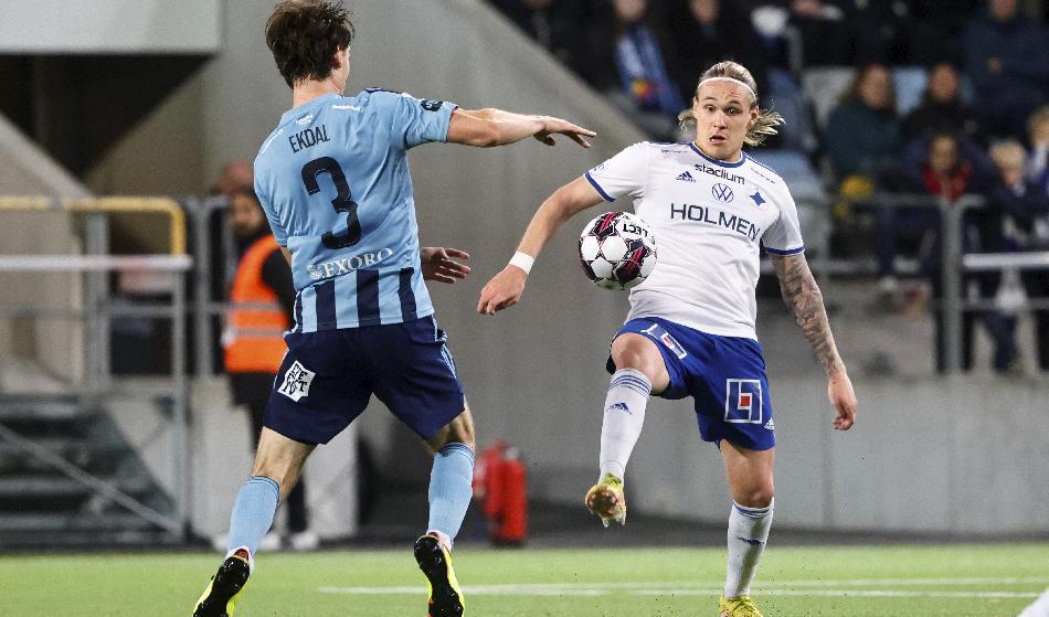 IFK Norrköpings spelskicklige anfallare Arnór Sigurdsson i en bollduell med Djurgårdens Hjalmar Ekdal under en allsvensk fotbollsmatch på Platinumcars Arena. Foto: stefan Jerrevång/TT
