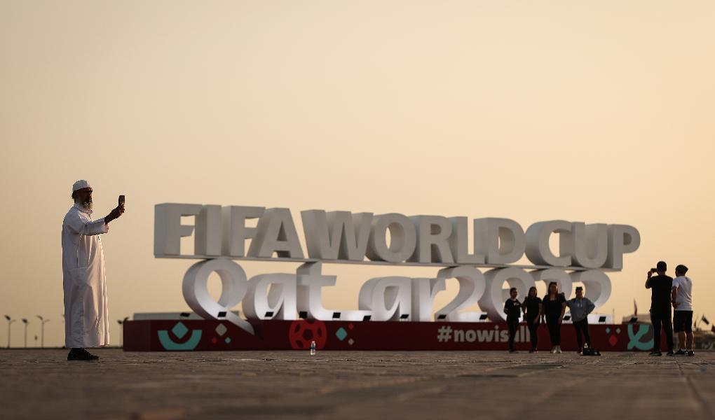 Människor tar foton vid Corniche Waterfront i Qatars huvudstad Doha, några dagar innan VM-premiären. Foto: Ryan Pierse/Getty Images
