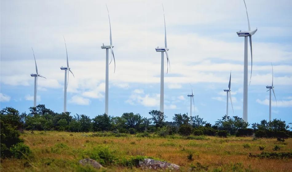 Aldrig så vackra tankar om vindkraftens fördelar kommer på skam då det inte finns något effektivt sätt att spara energi från blåsiga till vindstilla dagar, menar krönikören. Foto: Bilbo Lantto