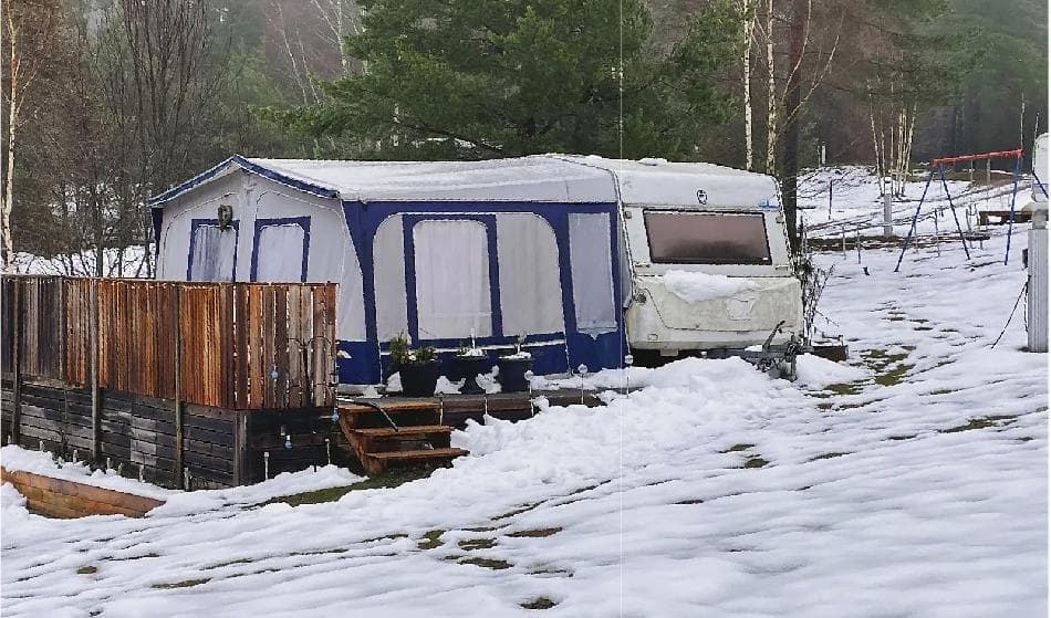 





En av husvagnarna som står uppställd på Sörsjöns camping. Anläggningen är stängd men det bor fortfarande människor där. De är rädda för att elen ska stängas av. Foto: Göran Jacobson                                                                                                                                                                                                                                                                        