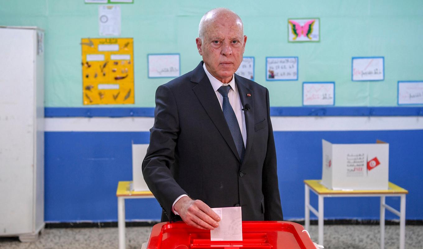 Tunisiens president Kaïs Saïed när han röstade i lördagens parlamentsval. Arkivbild. Foto: Slim Abid/AP/TT