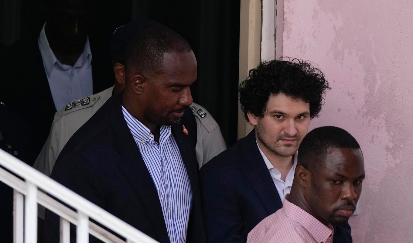 Sam Bankman-Fried i Nassau i Bahamas under måndagen. Foto: Rebecca Blackwell/AP/TT