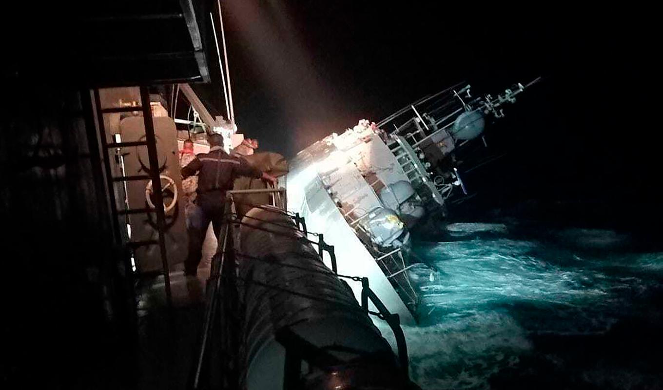 Korvetten HTMS Sukhothai kapsejsar utanför Prachuap Khiri Khan på Thailands östkust. Foto: Thailands kungliga flotta/AP/TT