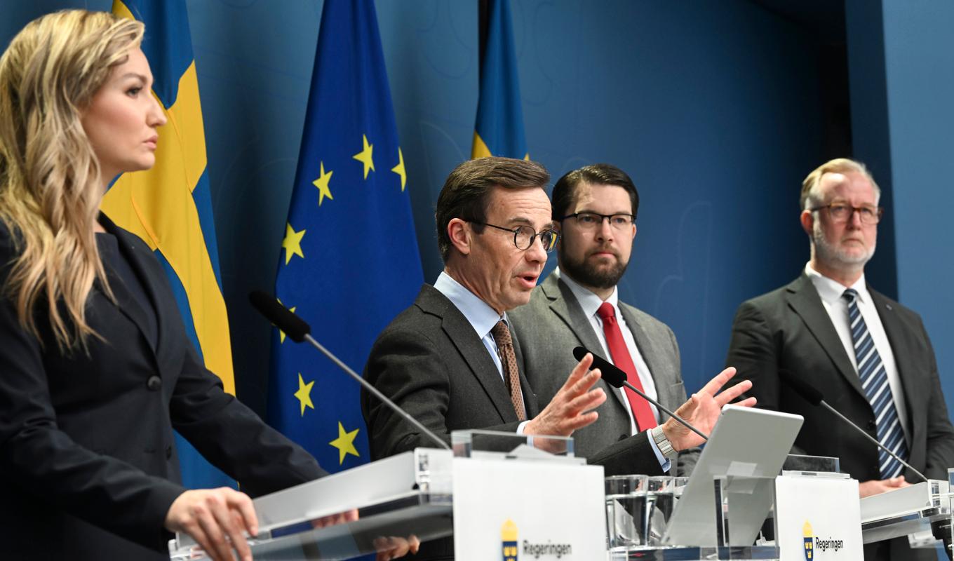 Energi- och näringsminister Ebba Busch (KD), statsminister Ulf Kristersson (M), Sverigedemokraternas partiledare Jimmie Åkesson (SD) samt arbetsmarknads- och integrationsminister Johan Pehrson (L) håller pressträff för att presentera ett nytt trygghetspaket kopplat till Tidöavtalet. Foto: Fredrik Sandberg/TT