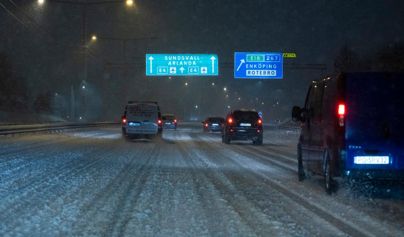 Snöfallet väntas påverka trafiken. Foto: Pontus Lundahl / TT