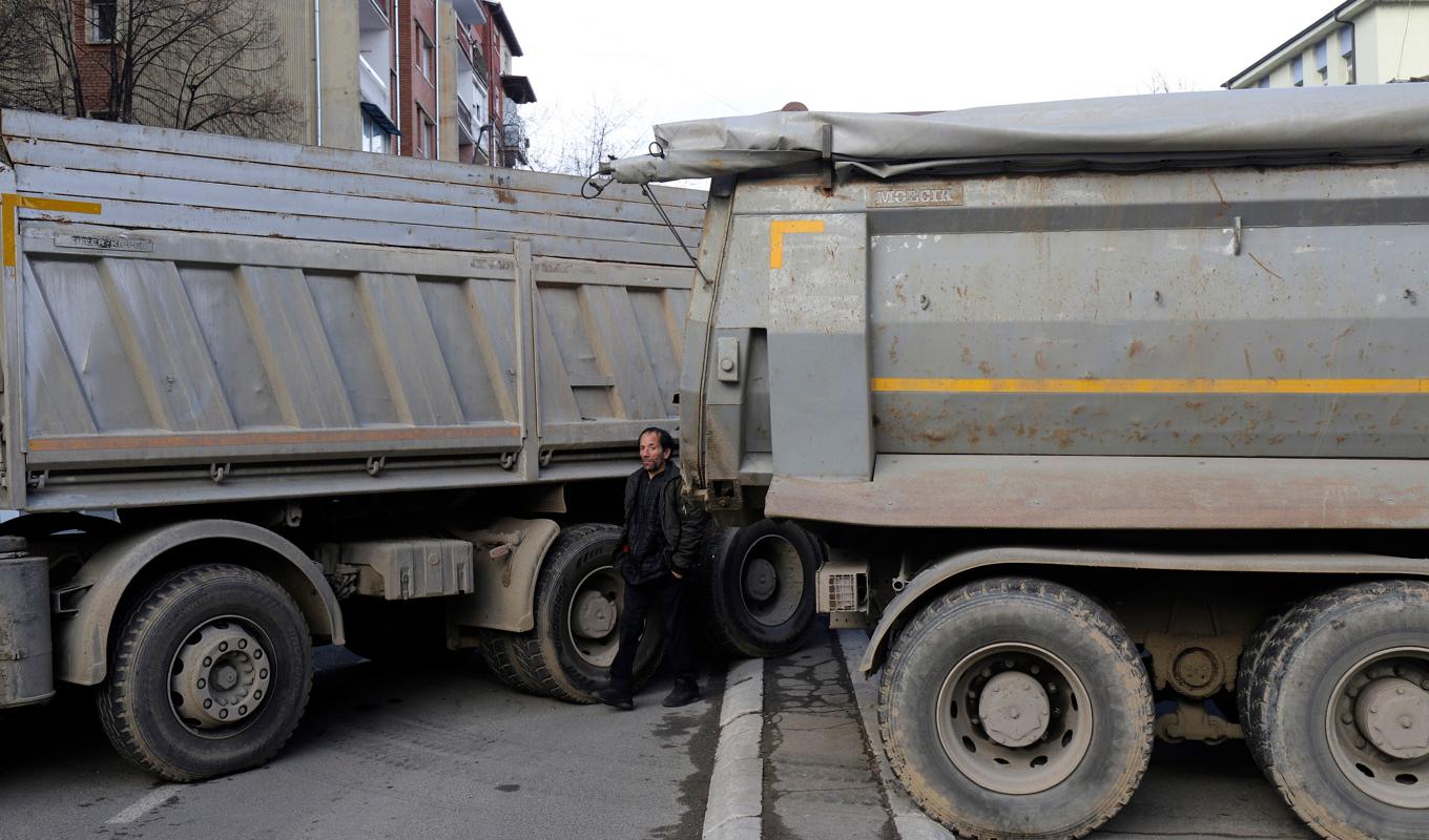 Etniska serber i norra Kosovo har rest vägbarrikader. Bilden är från staden Mitrovica på onsdagen. Foto: Bojan Slavkovic/AP/TT