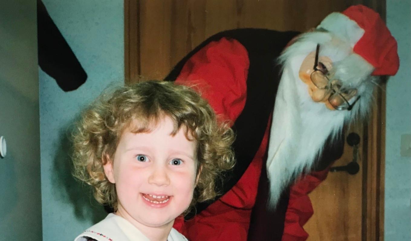 
En strålande lycklig Lilla I. Jultomten var ju precis så som jag föreställt mig, rund och glad med röda kinder och glittrande ögon. Foto: Privat                                            