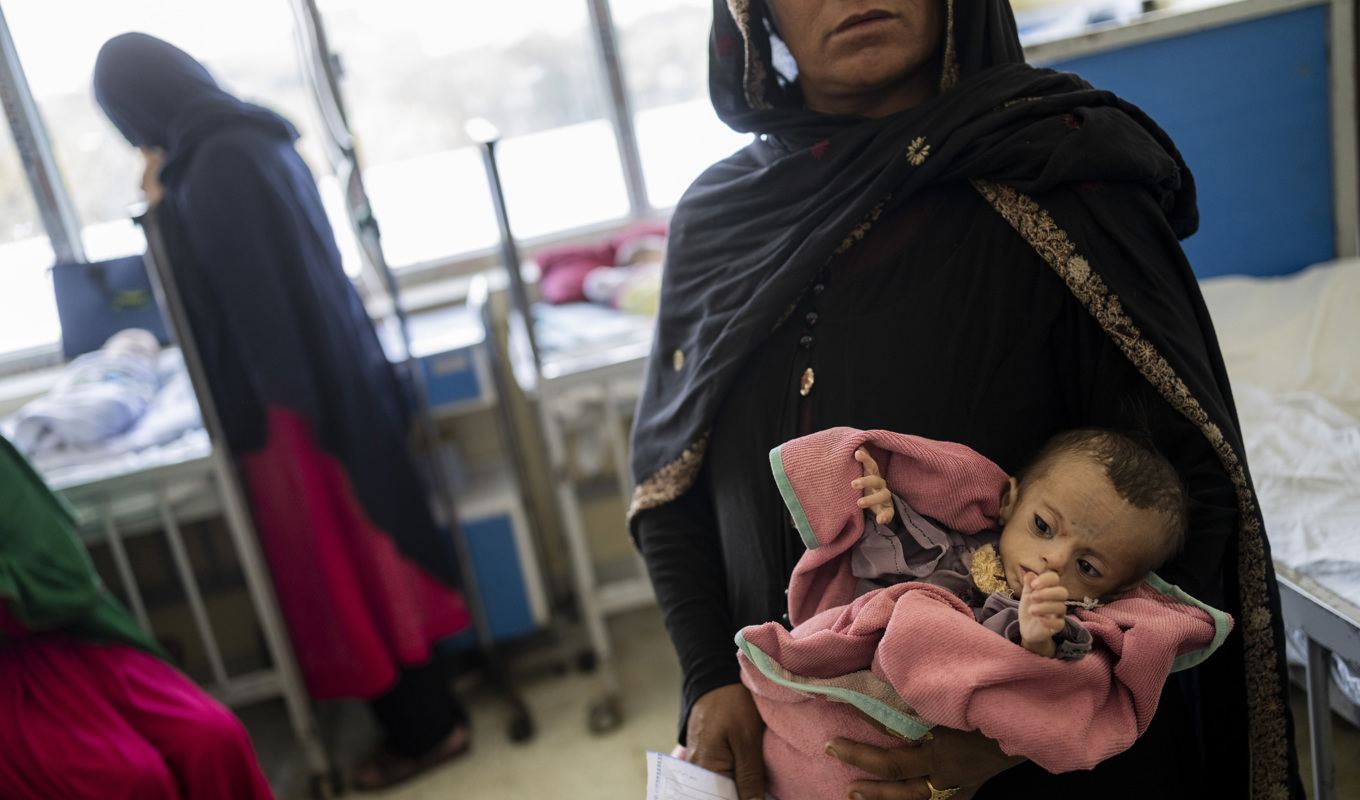 En afghansk kvinna och hennes dotter på ett biståndsfinansierat barnsjukhus i huvudstaden Kabul. Arkivbild från 2021. Foto: Bernat Armangue/AP/TT