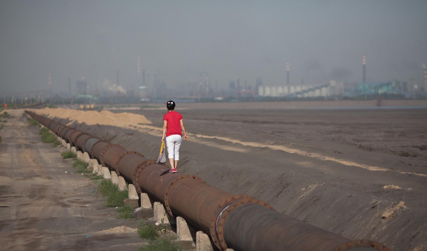 

En ”giftig sjö” omgiven av raffinaderier av sällsynta jordartsmetaller utanför Baotou i Mongoliet. 2012 producerade Kina över 95 procent av världens sällsynta jordartsmetaller.
Foto: Ed Jones/AFP via Getty Images                                                                                        