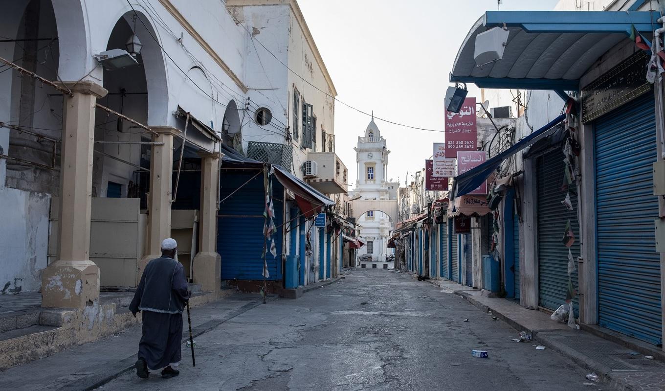 
En man går på en gata i staden Tripoli i Libyen den 3 augusti 2020. Foto: Nada Harib/Getty Images                                            