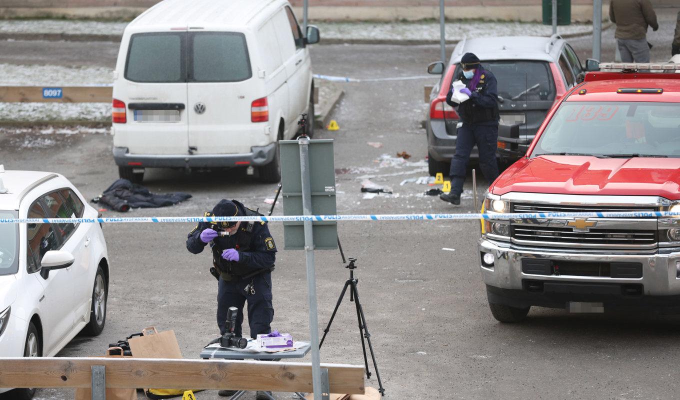 En man i 30-årsåldern hittades skottskadad utomhus i Rinkeby i nordvästra Stockholm 25/12. Han avled senare på sjukhus. Foto: Ali Lorestani/TT