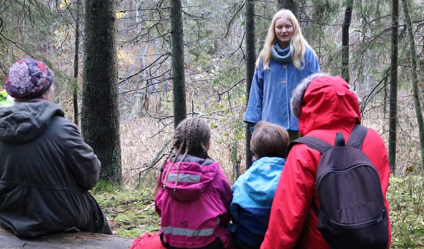 
Stina Gray har alltid fascinerats av sagor och myter. Förutom berättaraftnar arrangerar hon sagovandringar, föreläsningar och sago-retreater. Foto: Emma Wägbring                                            