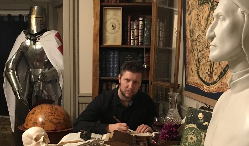 Andrew Benson Brown i sitt bibliotek. James Sale ser här en poet som slår tillbaka mot den brist på standarder som han anser kännetecknar den ”infantila” vers som tas för poesi i dag. Foto: Privat
