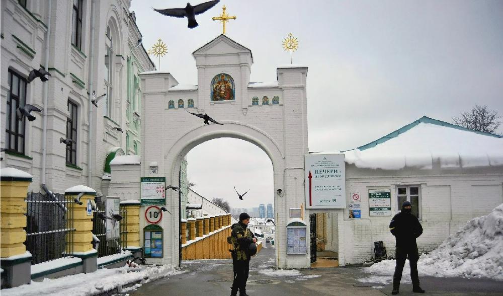 Personal från den ukrainska säkerhetsstyrkan SBU står vakt framför ingången till Petjerskaklostret i Kiev, den 22 november. Foto: Sergei Chuzakov/AFP via Getty Images