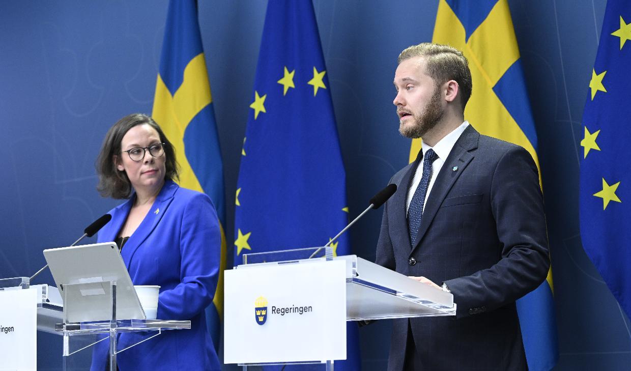 Migrationsminister Maria Malmer (M) Stenergard och SD:s Henrik Vinge talade om missbruk av uppehållstillstånd bland annat bland studenter. Foto: Jessica Gow/TT