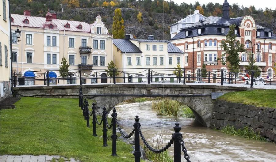 


Söderköping är för många känt som ett trevligt utflyktsmål där filmer som Göta kanal och Madicken har spelats in. Här arrangeras illegala slagsmål i staden med omnejd. Foto: Wikimedia Commons                                                                                                                                    