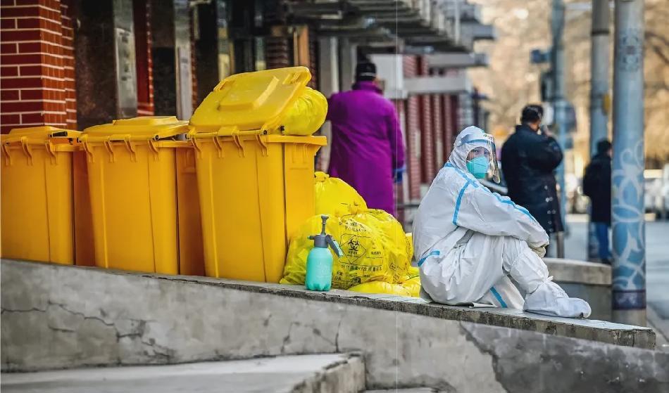 




En arbetare i skyddsutrustning sitter vid en hög med avfall från en feberklinik under covid-19-pandemin i Peking den 19 december. Foto: Noel Celis/AFP via Getty Images                                                                                                                                                                                                                            