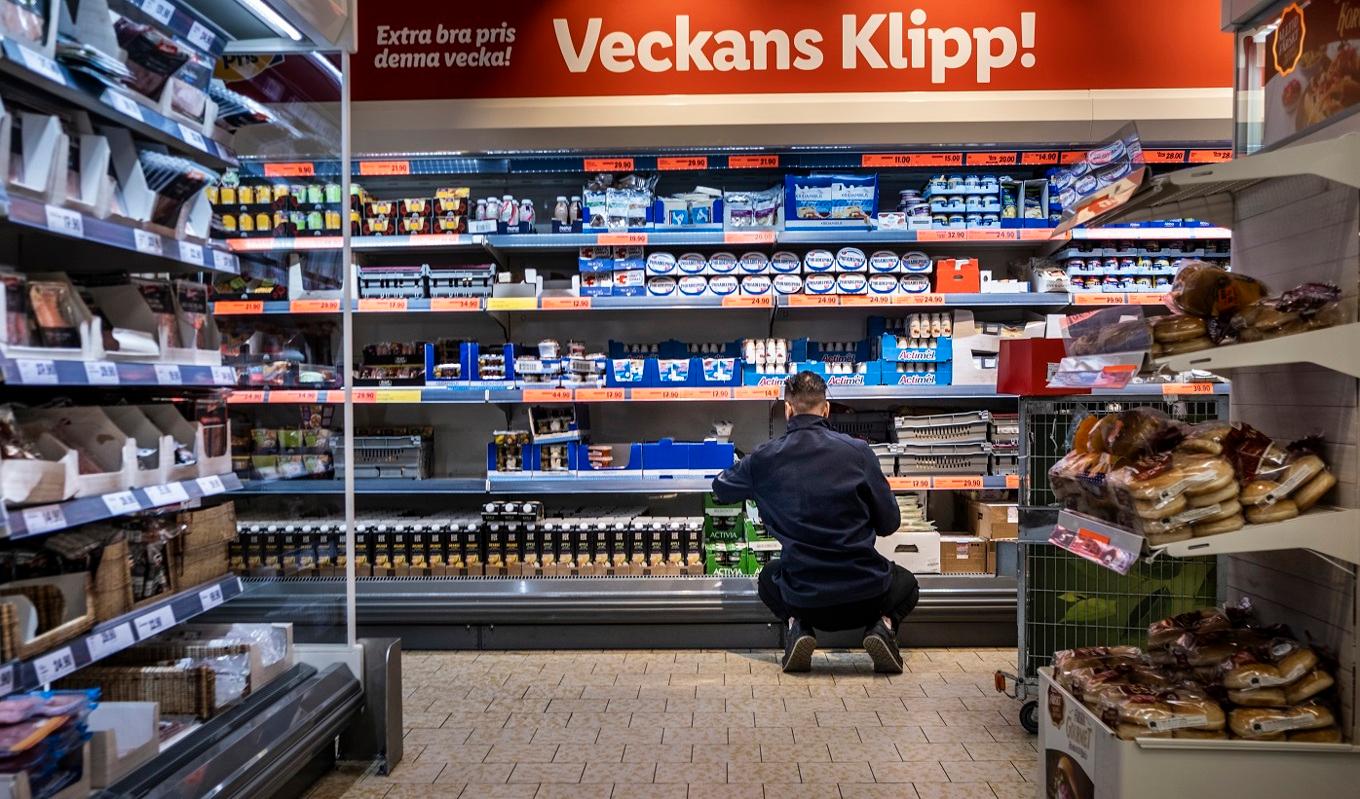 Hög inflation med ökande matpriser gör det svårt för allt fler utsatta personer att få pengarna att räcka till. Många vänder sig därför till kyrkorna för att få hjälp. Foto: Magnus Hjalmarson Neideman/SvD/TT