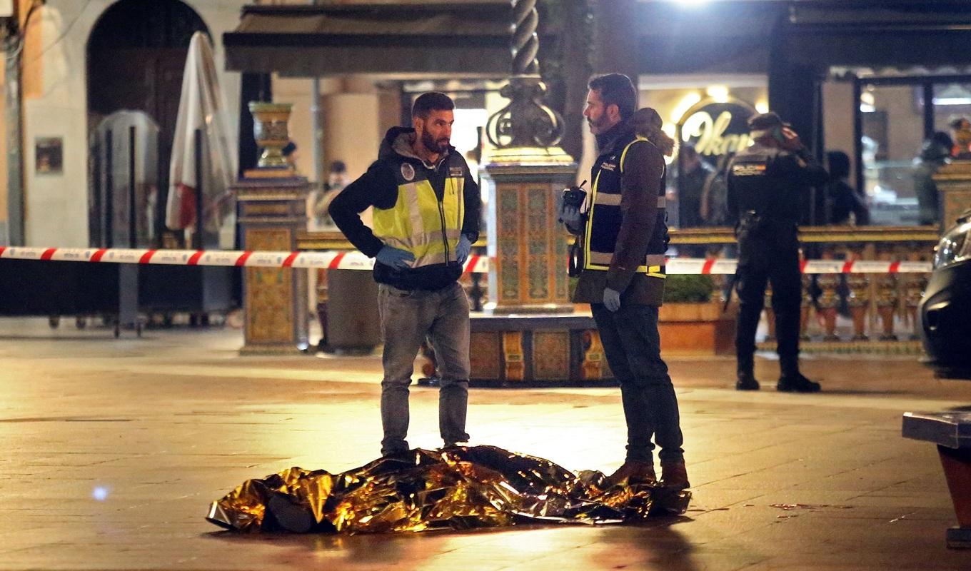 Polis vid platsen där en man med machete gick till attack mot två kyrkor i staden Algeciras i södra Spanien den 25 januari 2023. En kyrkoherde dog och en präst skadades i attacken som utreds som ett möjligt terrordåd. Foto: Stringer/AFP via Getty Images