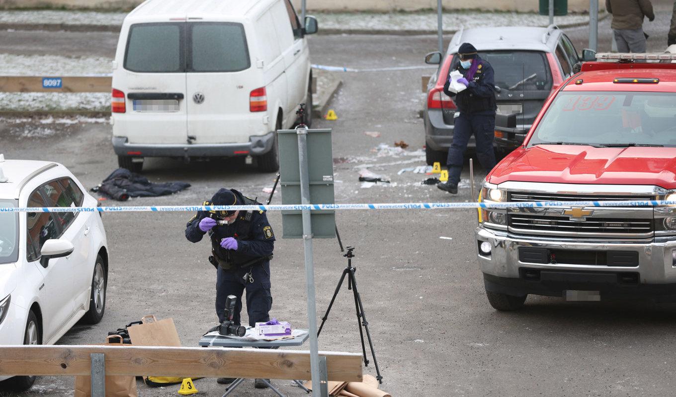 En man i 30-årsåldern dog efter att ha blivit skjuten på en parkeringsplats i Rinkeby i nordvästra Stockholm på juldagen. Foto: Ali Lorestani/TT