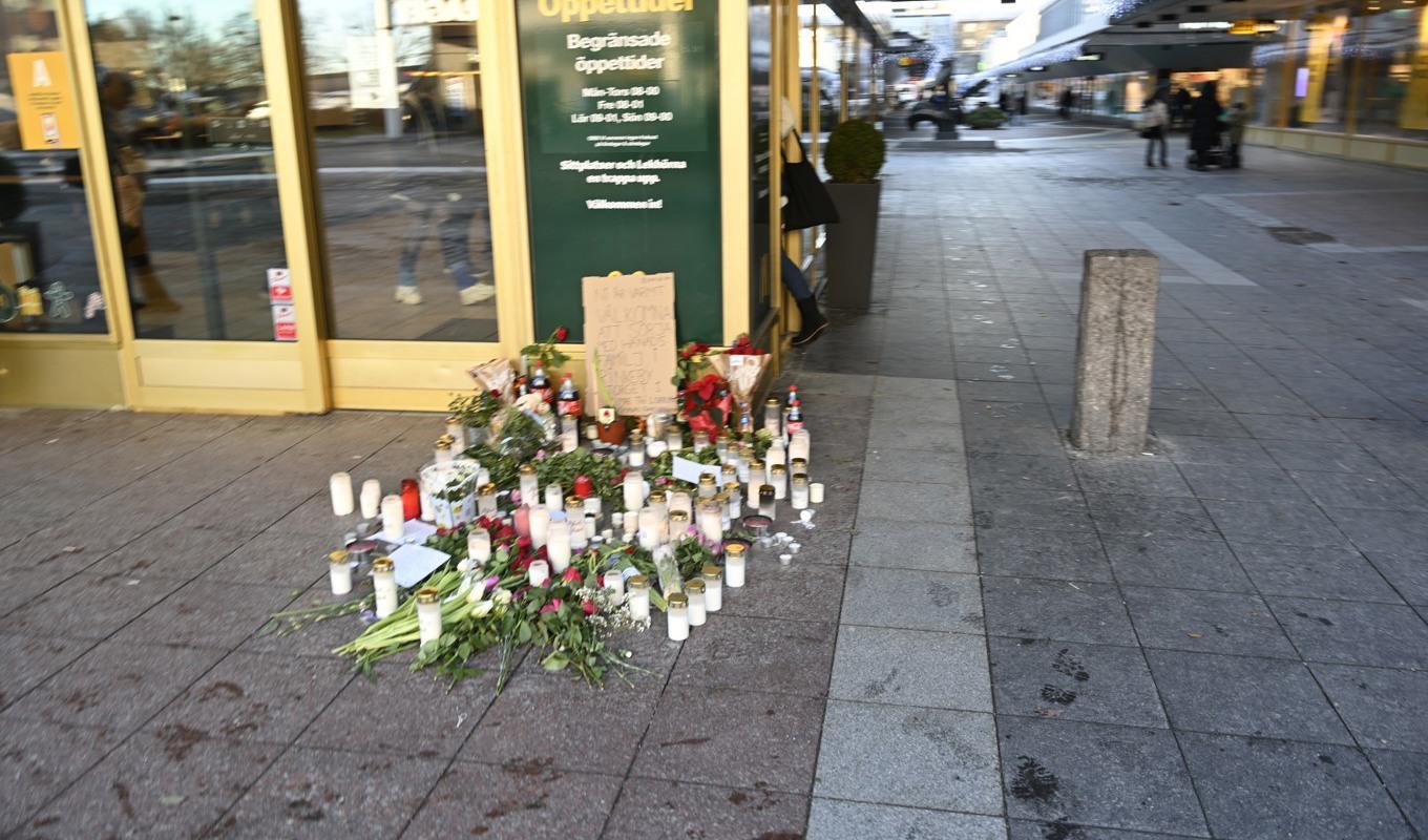 En tonårspojke har häktats misstänkt för medhjälp till mord efter dödsskjutningen utanför McDonalds i Vällingby centrum på nyårsafton. Arkivbild. Foto: Fredrik Sandberg/TT
